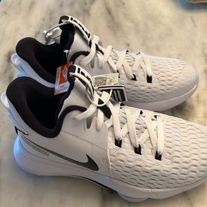 Nike LeBron Witness 5 Basketball/Volleyball Shoes size 7.5, NWT